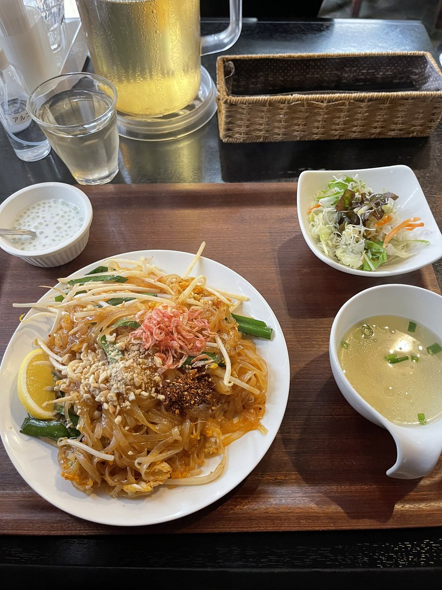 naoChangping's tweet photo. 駒込ZaaBさん。
パッタイ大盛り辛口沢庵抜きで950円とリーズナブル。
かなり本格的なタイ料理を楽しめます!
#タイ料理
#ZaaB
★★★★★★★★☆☆ https://t.co/9DkGcwZJfs