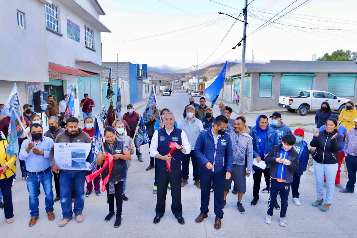 sergiobanosr's tweet photo. Junto a vecinas y vecinos de la colonia Ampliación el Palmar, entregamos la pavimentación de concreto hidráulico de la calle Sinaloa. ¡Es con estas acciones como estamos transformando a diario el rostro de nuestra bella capital! #CumpliendoPorTuFamilia ✅👨‍👩‍👧‍👦 https://t.co/WR8c48oHc9