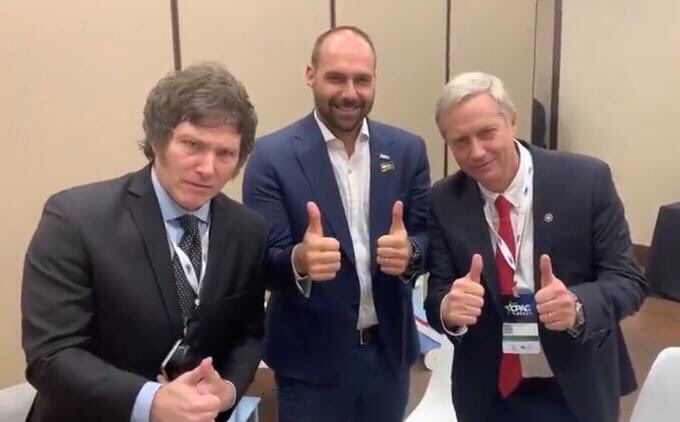 Los tres primeros son actores que se hacían pasar por chiflados. Los otros tres son chiflados que se hacen pasar por políticos.🤣🤣🤣