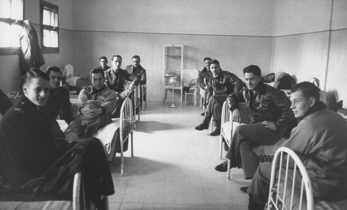 BsAs_recuerdo's tweet photo. Obscena es la sonrisa de estos aviadores navales argentinos asilados en Montevideo el 16 de junio de 1955 poco después que en Buenos Aires usaran sobre sus compatriotas el poder de fuego que la Nación les dió para defenderla de un enemigo exterior, matándolos con impune cobardía. https://t.co/Uyh6TzQfYU