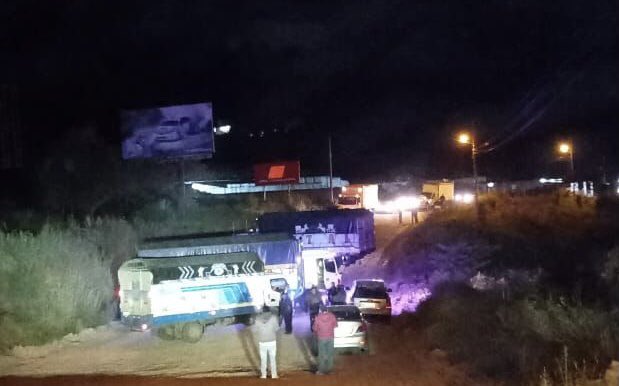Transporte pesado de #Loja se une al #ParoNacional, al momento (22:50) mantienen bloqueada la vía Loja-Catamayo, tanto la nueva como la antigua.