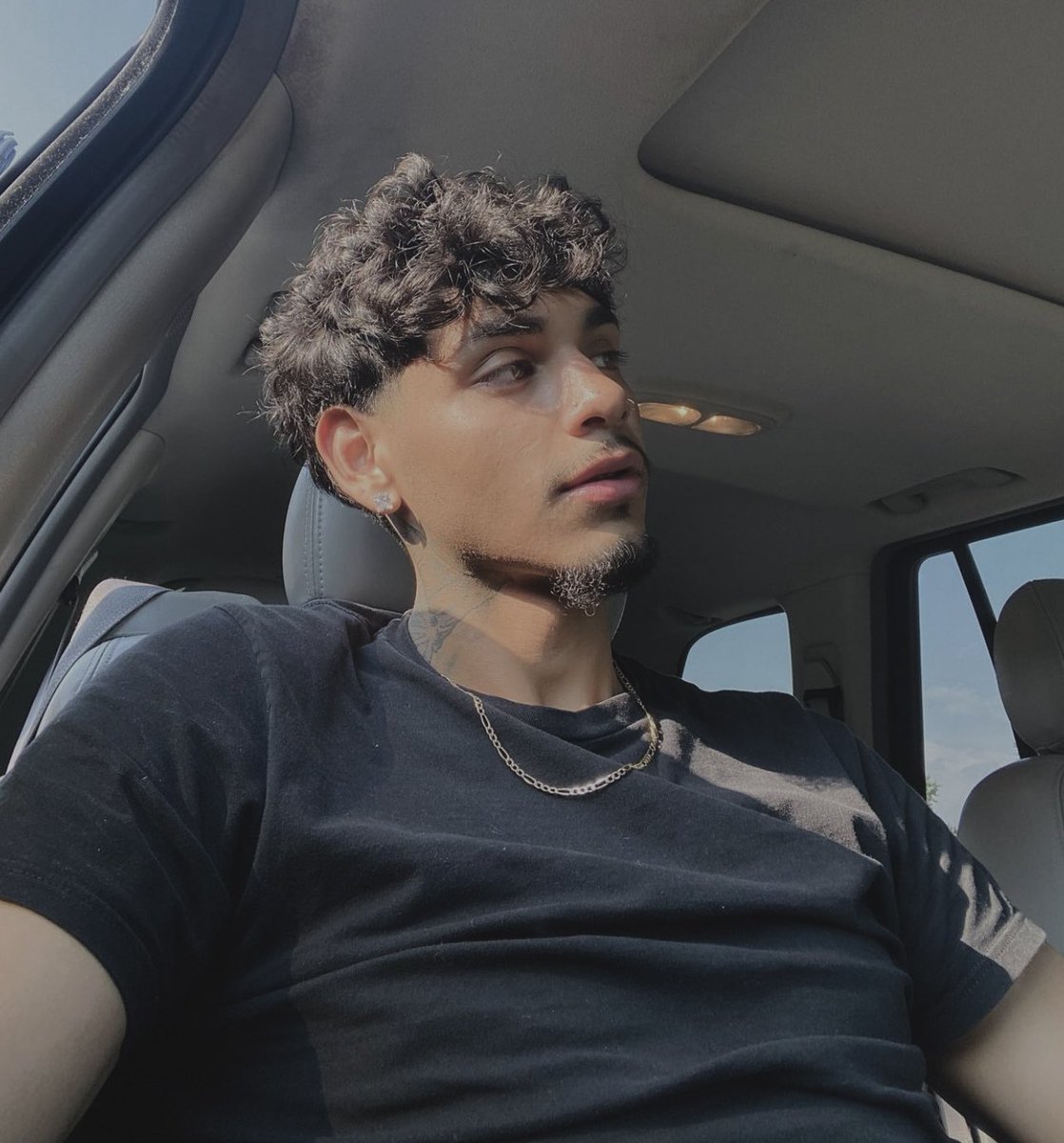 ⠀⠀⠀⠀ ⠀⠀⠀⠀ELLIOT LOMBARDI. 
⠀⠀⠀⠀ ⠀⠀⠀⠀papielliot.carrd.co

⠀⠀⠀⠀ ⠀⠀⠀