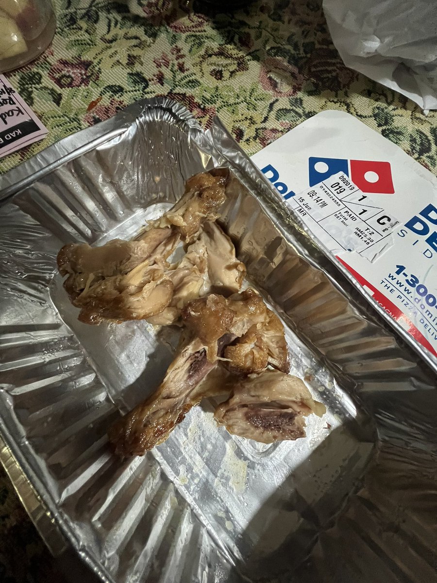 MARSHROSLLY's tweet photo. @DominosMY so i texted on ig , complaining about chicken wings i bought last night , but nobody react to it. so i have to post here.
i went to dominos damansara jaya, at 9pm, and the chicken wings smells bad. “hanyir”. very disappointing. Please don’t do this to customer. https://t.co/WMTw2AX3f7