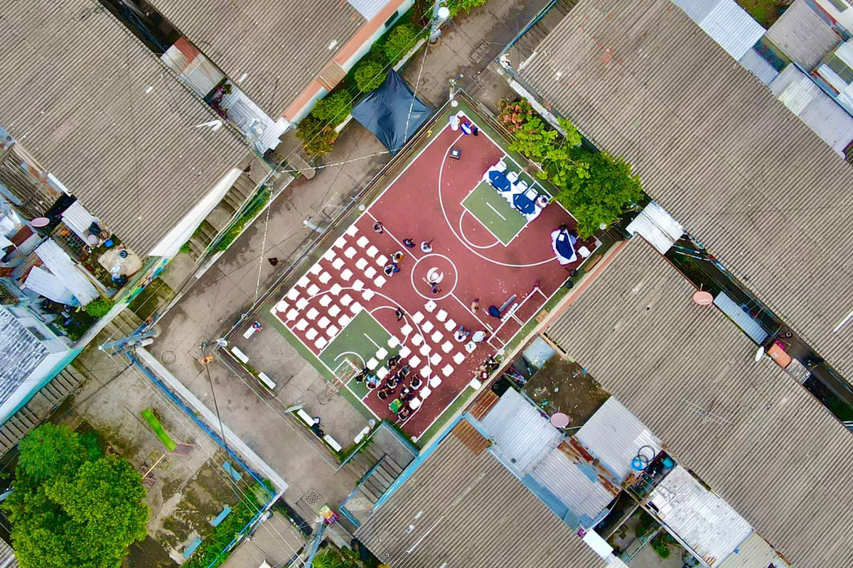 TejidoSocialSv's tweet photo. Dentro de la fase 2 del #PlanControlTerritorial, estamos llevando oportunidades a los niños y jóvenes de las zonas vulnerables del país. 
Articulando esfuerzos con el comité juvenil “Generación Cutacuzcat” revitalizaremos la cancha de la comunidad Cruz Roja 4. https://t.co/Hvkw9nyNXT