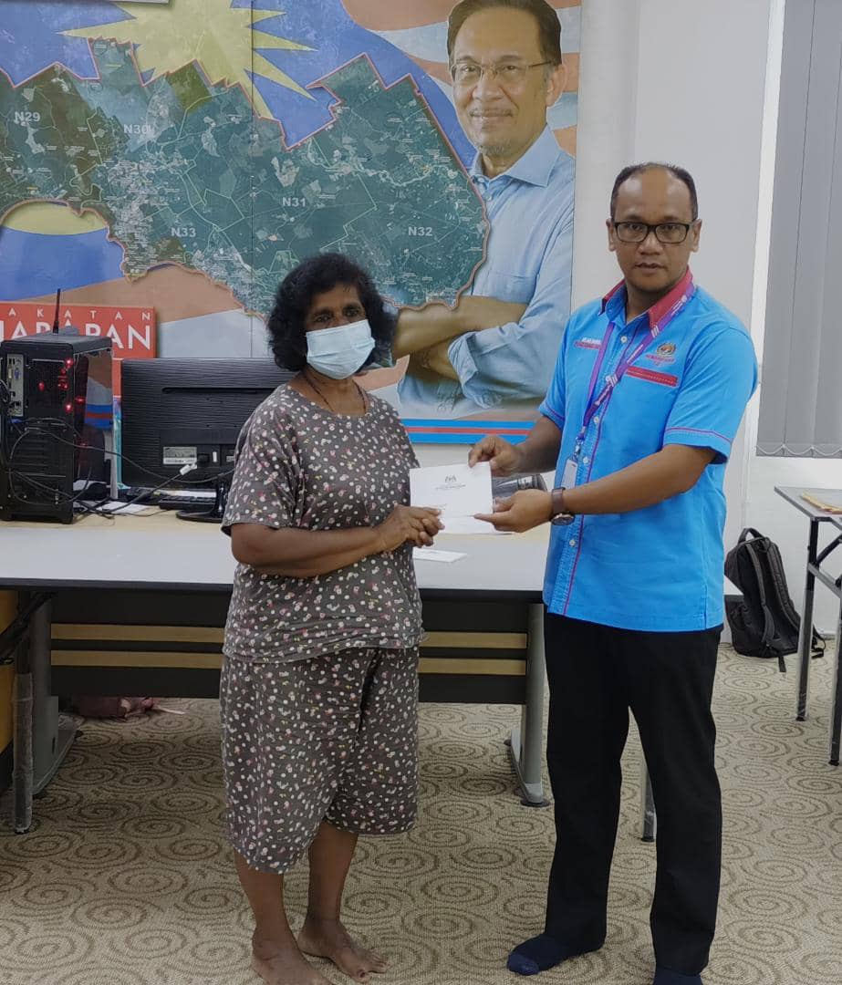 TambunP63's tweet photo. Pejabat Parlimen Port Dickson pada hari ini menyampaikan sumbangan kewangan serta kerusi roda kepada mereka yang memerlukan.
Semoga sumbangan ini dapat membantu para penerima.
#ParlimenPD
@anwaribrahim https://t.co/RlbRYWQ0xg