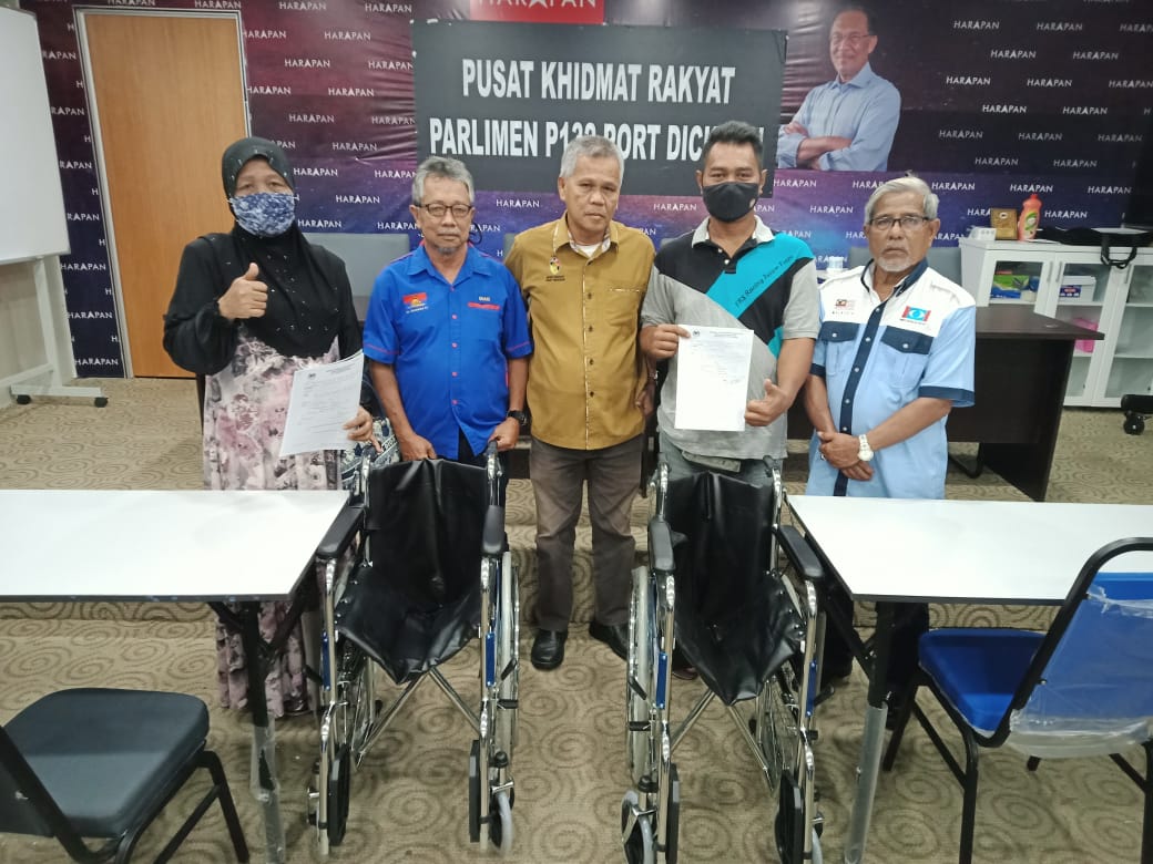 TambunP63's tweet photo. Pejabat Parlimen Port Dickson pada hari ini menyampaikan sumbangan kewangan serta kerusi roda kepada mereka yang memerlukan.
Semoga sumbangan ini dapat membantu para penerima.
#ParlimenPD
@anwaribrahim https://t.co/RlbRYWQ0xg