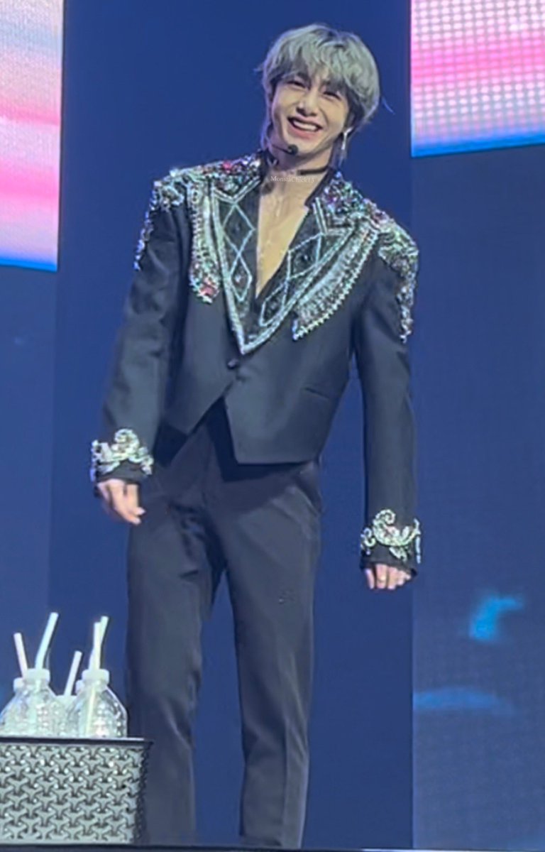 JjongHotteok93's tweet photo. Not Hyungwon looking at me with that smile 😍😍😍 #MONSTAXinFAIRFAX #MONSTAXUSTOUR #MONSTAXUSATOUR #MonstaXinUSA #MonstaXinDC #MonstaxNoLimitTour #MonstaX #Monsta_X #Hyungwon #Monsta https://t.co/xSR9zCPaew