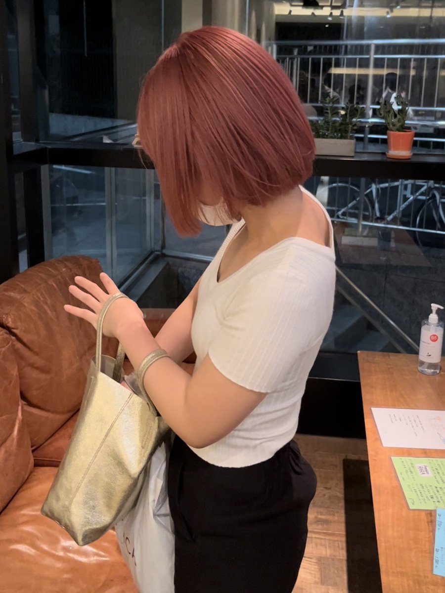 deco_tomohiro's tweet photo. 1ブリーチでできるピンクカラー
ラベンダーmixにすると柔らかさも出てかわいいですよ！☺️

一気にハイトーンにしたい方は僕のクーポンがオススメです！

ご予約はメッセージください😊🕊

#ピンクカラー #ラベンダーピンク #ピンクラベンダー #ピンクベージュ #カラーモデル #ハイトーンカラー https://t.co/fZnVosUPMT