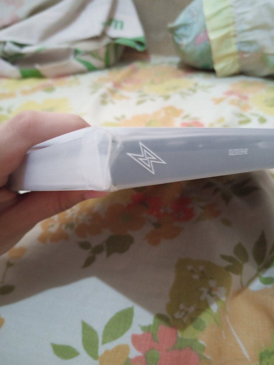 mimincart's tweet photo. wts lfb 
Unsealed txt Freeze album Boy ver
damaged outbox
inclusions: ob + pb + lyric book + (pls see last pic)
price: 150 + lsf
mop: gcash, bank transfer(MayBank)
mod: ggx, sco
dm if interested https://t.co/aFoTRd4Ifi