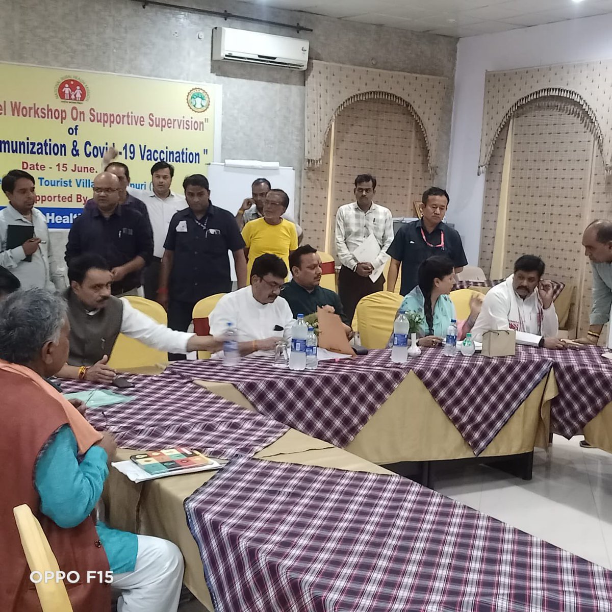 yashodhararaje's tweet photo. जीत का संकल्प!

त्रि-स्तरीय पंचायत चुनाव को लेकर कल शिवपुरी में चुनाव प्रबंधन समिति की बैठक में शामिल हुई।

बैठक में जिले के प्रभारी मंत्री श्री महेंद्र सिंह सिसौदिया, सांसद श्री @DrKPSinghYadav समेत अन्य गणमान्य सदस्य उपस्थित थे।
@ChouhanShivraj
@Iamsisodia1 @BJP4MP https://t.co/vMo99qJvmE