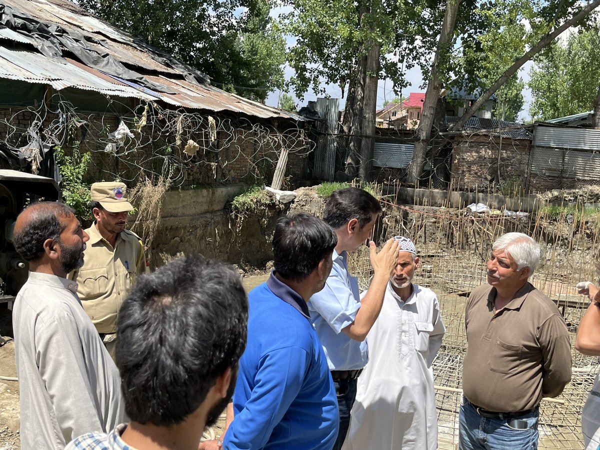 Zaffermir's tweet photo. Thankful to government for final approval and kick start of water supply schemes under JJM. Four OHT with capacity of almost 2lac gallons and two filtration plants , alongs with 22 kms of pipeline from Novhard Chadoora to Noubug.
#officeoflgjandk @DC_Budgam #xnchadoora #pibwater https://t.co/cbbHOcAM8O