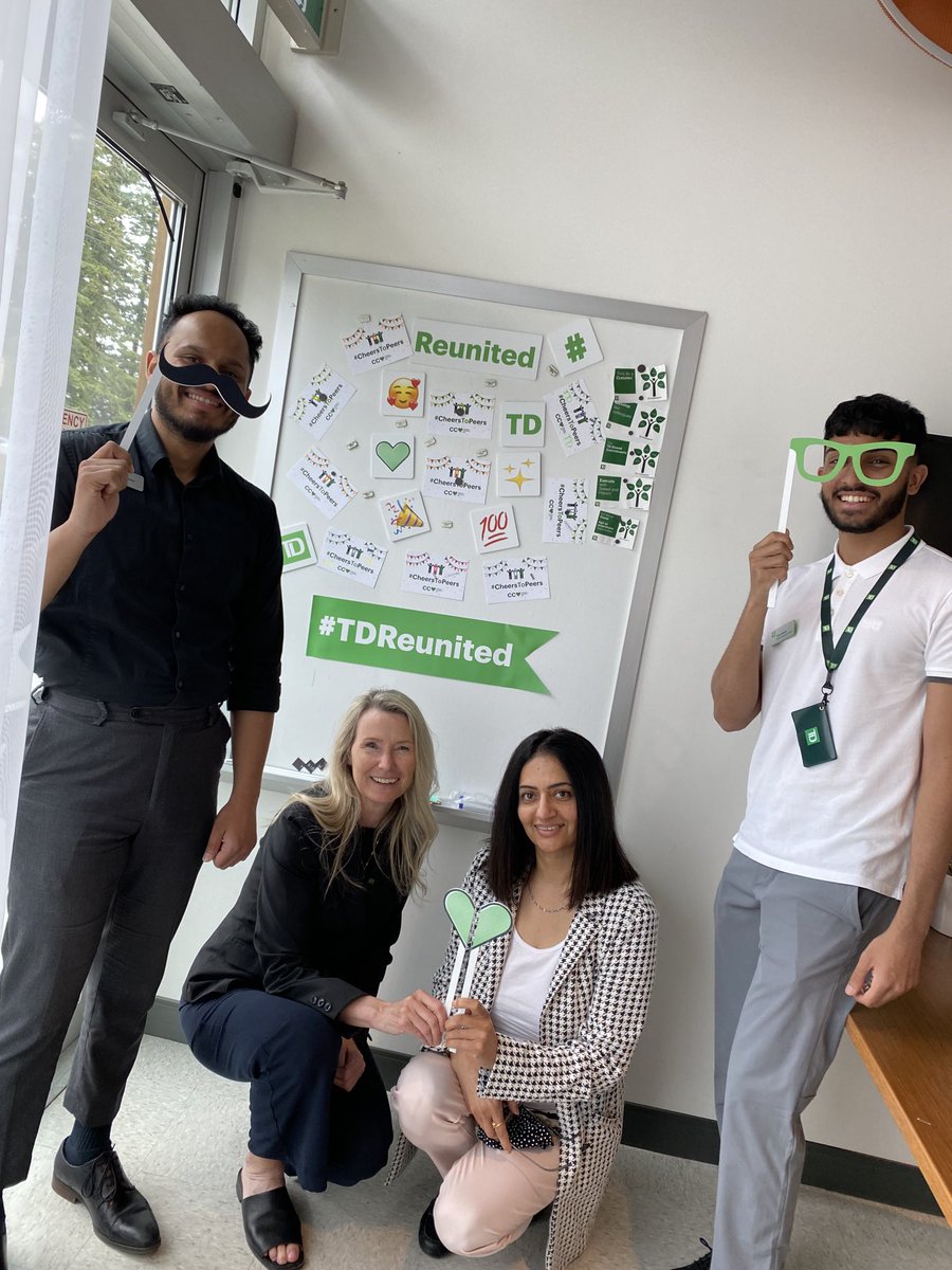 Loving this awesome 9298 team, happy Colleague Connection Day during Employee Appreciation Week!💚#CheersToPeers