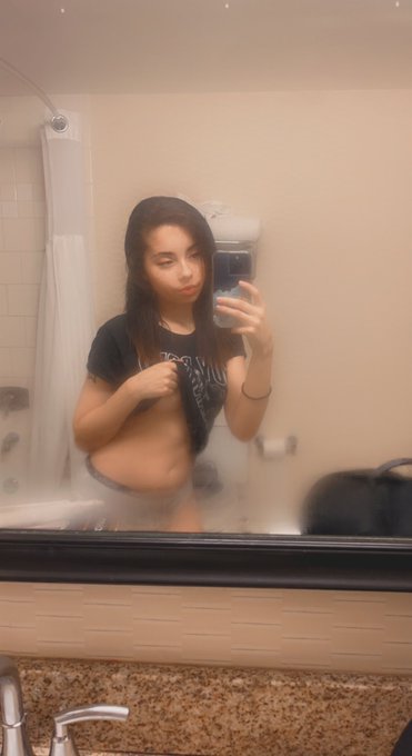 Getting ready for a good night shower 🚿🛁🤤 https://t.co/Trs8AAMQKk