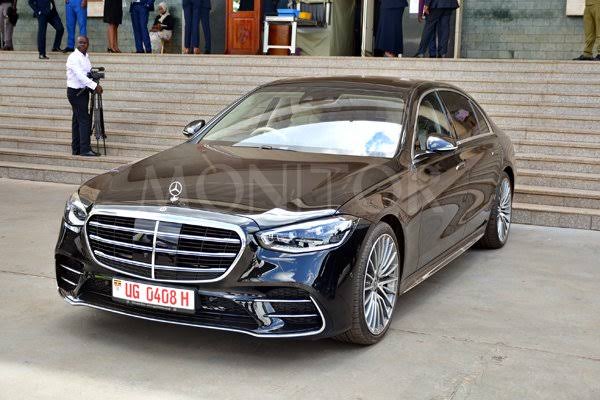 SuunaKing_James's tweet photo. 2.4bn cars 600,000/= full tank , 800bn to M7 with over 40 convoy cars , all MPs given fuel allowances and 40m.
Let's raise our voices against the two groups
#M7MustResign #WeDontNeedMPs https://t.co/WxXoRhHT2v