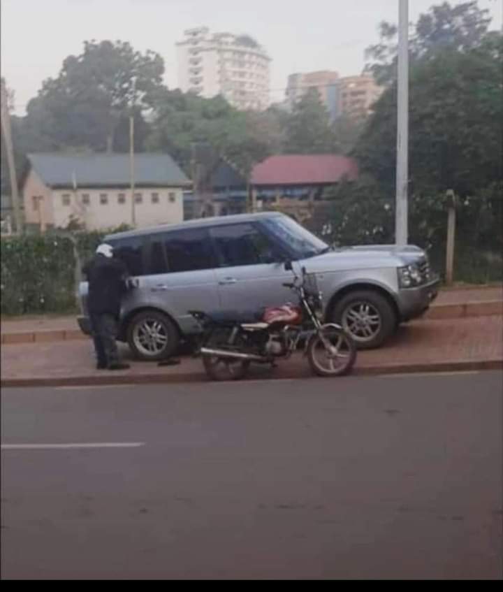 SuunaKing_James's tweet photo. 2.4bn cars 600,000/= full tank , 800bn to M7 with over 40 convoy cars , all MPs given fuel allowances and 40m.
Let's raise our voices against the two groups
#M7MustResign #WeDontNeedMPs https://t.co/WxXoRhHT2v
