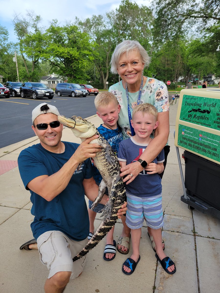 PrimaryPassions's tweet photo. Hey @tweetsfrom44 we are so thankful for @Pattikring44 and her dedication to our @BF_Elementary kiddos. Another great family night at the summer library. #weare44 https://t.co/Kn87fqcqUi