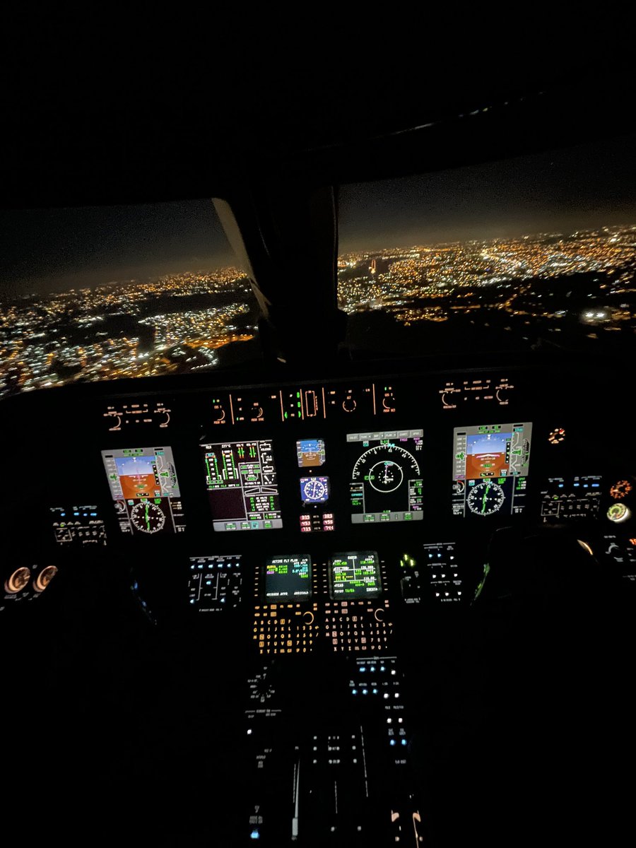 xaviator's tweet photo. #aviation #cockpit #office https://t.co/nKKw5inVUt
