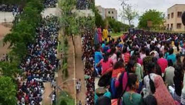 Arvindharmapuri's tweet photo. Politically Correct statements on Twitter — Morally corrupt Execution in reality !

There is Telangana beyond #Twitter, Mr. @KTRTRS. Alert your administrative &amp; human senses and respond to the agitating students from Basara IIIT.

#VisitRGUKT 
@PMOIndia @HMOIndia @dpradhanbjp https://t.co/5rwaJASABf
