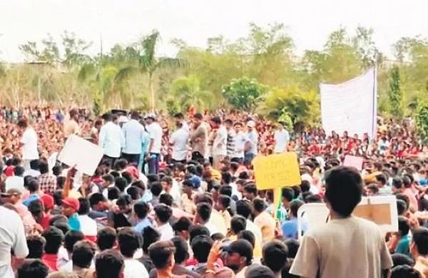 Arvindharmapuri's tweet photo. Politically Correct statements on Twitter — Morally corrupt Execution in reality !

There is Telangana beyond #Twitter, Mr. @KTRTRS. Alert your administrative &amp; human senses and respond to the agitating students from Basara IIIT.

#VisitRGUKT 
@PMOIndia @HMOIndia @dpradhanbjp https://t.co/5rwaJASABf