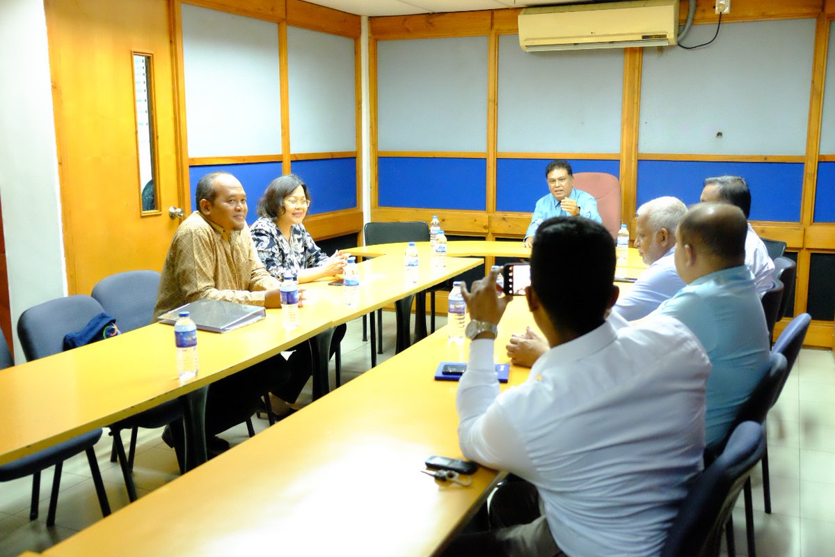 Dewi_G_Tobing's tweet photo. On Wednesday (15/06), I am delighted by having an important discussion with #GDCCI. We are in the same view of the importance of encouraging connections between business communities in #Indonesia 🇮🇩 and #SriLanka 🇱🇰, especially in #Galle District.
#iniDiplomasi #IDLK70Years https://t.co/TO67YqkVAv