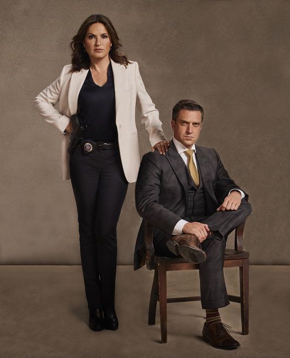 Livdom_kingdom's tweet photo. They really have been in love with each other for 9 years 🥹🤍  #raulriska #raulesparza #oliviabenson #raphaelbarba #love #kisses #bf #gf #MariskaHargitay 
#barson @RaulEEsparza @Mariska https://t.co/SsqYBsQV5p