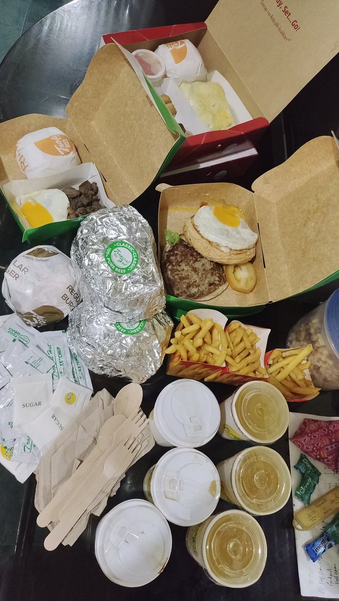 MINlRM's tweet photo. We jumped into the trend! 
Ordered a lot from Tropical Hut.
I grew up with TH because of my aunts where they work and they always tream me there.

I ordered the BB - Big shot breakfast, for only 190 (?) Rice, ham, mushroom &amp; cheese omelette, chicken lumpia &amp; burger steak! https://t.co/SHWTbruviR
