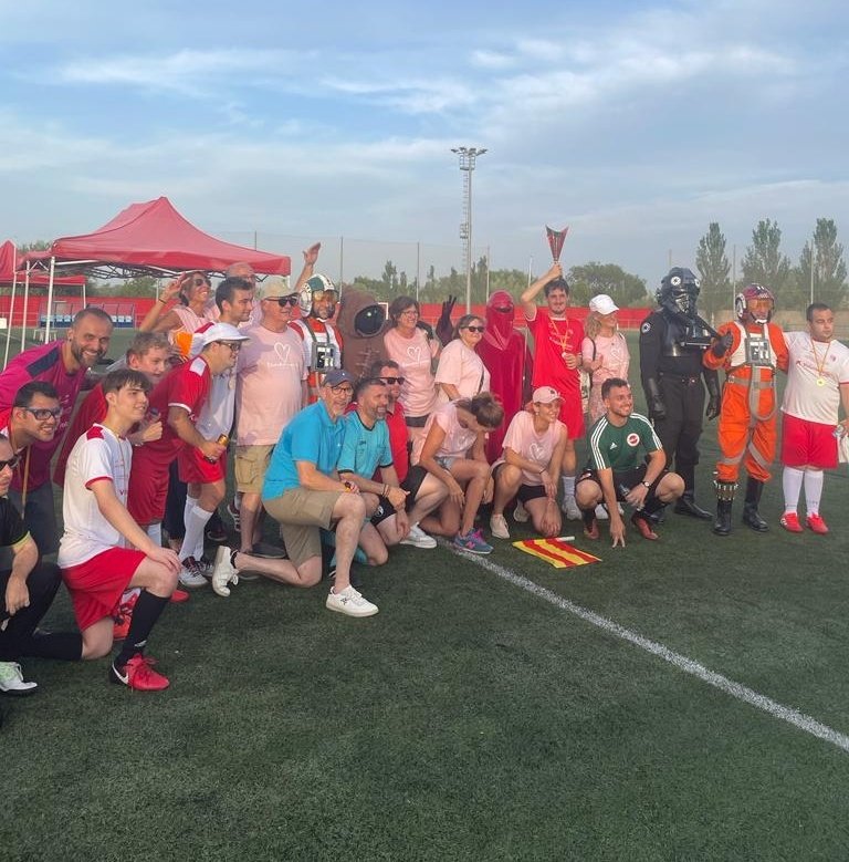 JuntosAs's tweet photo. #Fútbolsolidario. Ayer en San Juan de Mozarrifar #Zaragoza con @fundacion_cedes y ONG "Bienestar emocional" #voluntariadoCaixabank https://t.co/sYZSdFQ2iv
