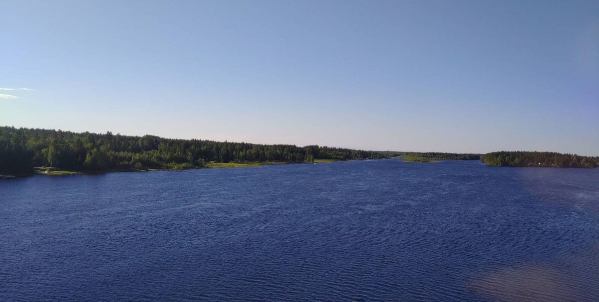 LinnRaninen's tweet photo. Årets cykel- och #tågsemester börjar tidigt i Umeå. En vacker morgon med fin utsikt över Umeälven. Yoghurt med bär och müsli hemifrån förstärker frukosten som ingår i biljetten i 2 klass lugn. https://t.co/d9jZnR9gQ6