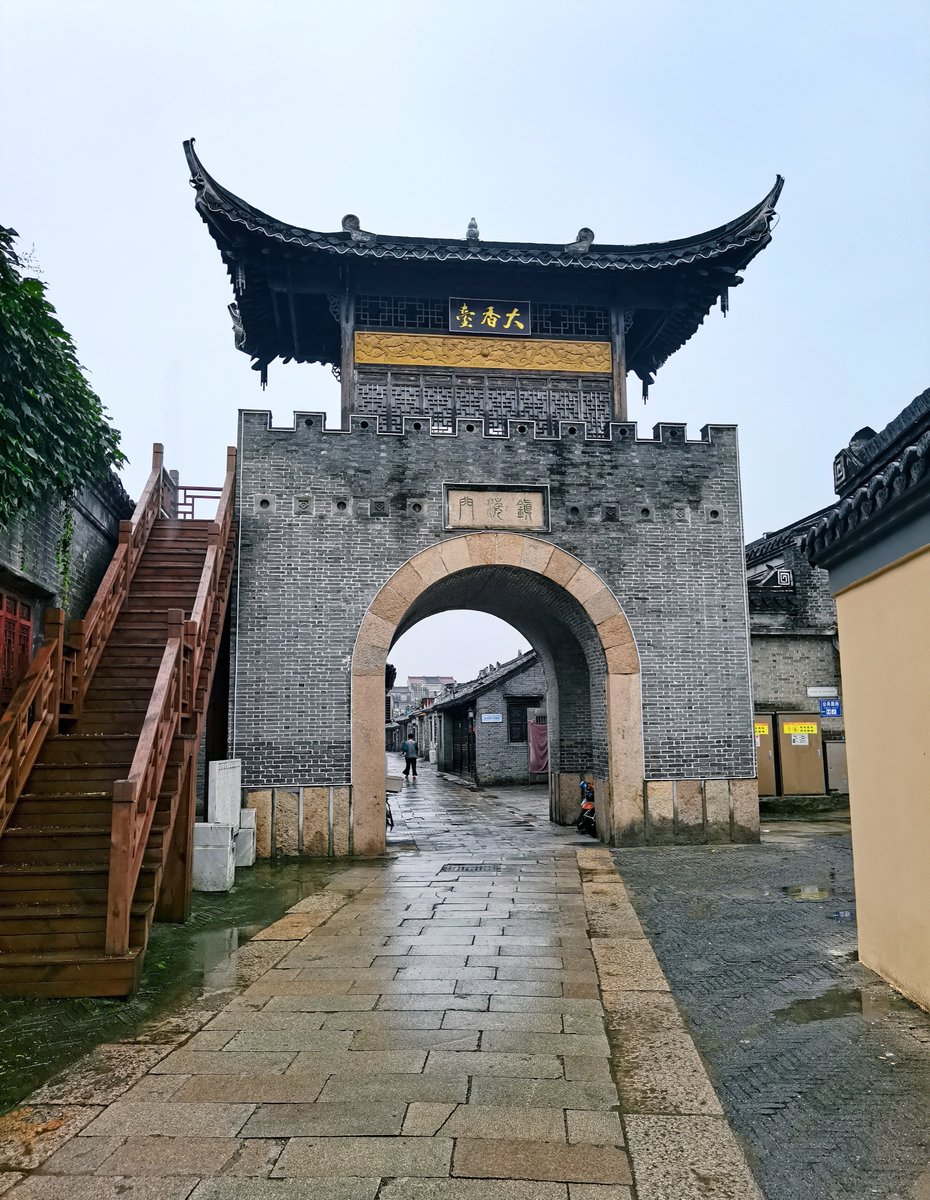ExploreJiangsu's tweet photo. Taizhou's Huangqiao Ancient Town🏘️🏘️was historically an important transportation hub connecting northern &amp; southern #Jiangsu. The town was founded in the #SongDynasty and has 24 well-preserved #AncientStreets. It is now best known for producing the popular Huangqiao Sesame Cakes. https://t.co/HhFl0p85m7