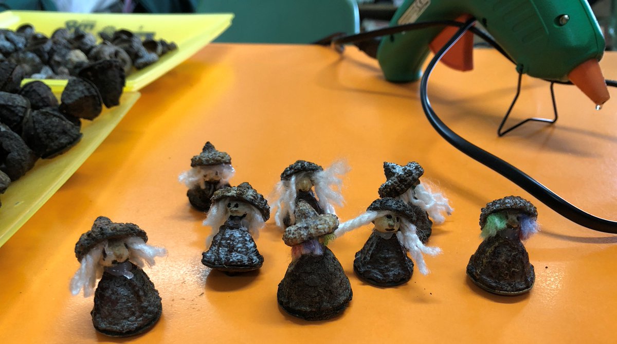 FET_Ov_Isidoro's tweet photo. Hemos llenado la clase de brujas y brujos que huelen a eucalipto. Cuando los de cuarto de @FET_Oviedo nos ponemos artistas... https://t.co/ajMlksyK9Q
