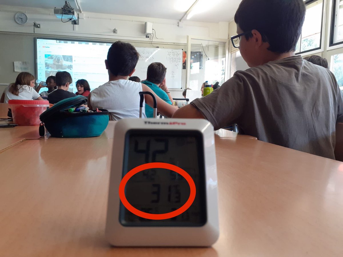 Escola_Lavinia's tweet photo. Ara mateix les aules a @Escola_Lavinia estan a 31.3 graus. Les escoles i instituts són els únics edificis públics sense climatització. Cal una solució! #SensCouenElsFills #ProuDesmaisALesAules @educaciocat https://t.co/Nugp0RQ9z1 https://t.co/EkWH5dIEYn