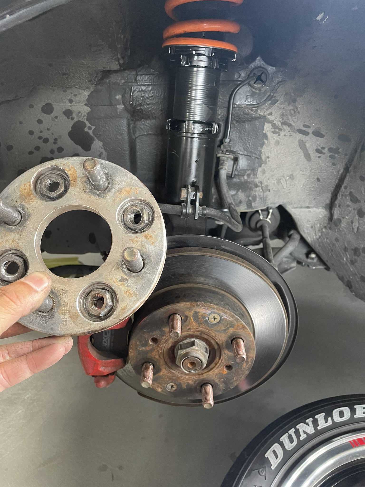 喜京 先日車検見積もりしにホンダへ行って パワステポンプが漏れてる以外は通りそう とりあえず車高1cmくらい足りないと言われたのと右フロントだけはみ出てると 車高調ブラケット側のロックシートが固着しててヒートガンで炙ったり貫通ドライバーで叩い