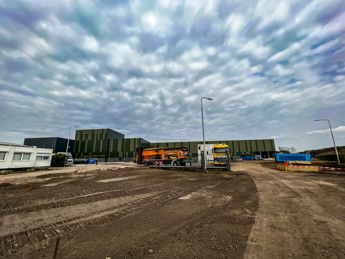 HoSt_bioenergy's tweet photo. HoSt is proud on the successful completion of the 12.4 MWth, 1.6 MWe wood-fired heat and power plant in Ysselsteyn, accomplished in record time! From contract signing to the first heat supply took place within only 12 months. 🌱
#cogeneration #heatandpower #engineering https://t.co/pqbMRCdDXk