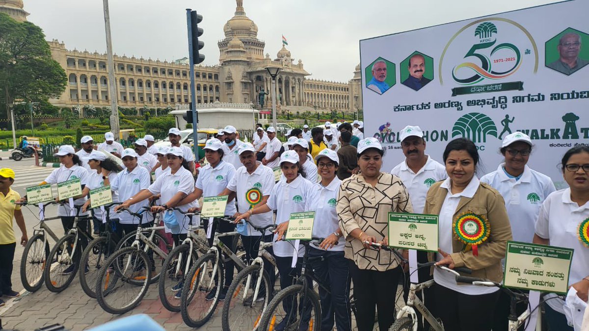 Itharaanooradha's tweet photo. Organised Cyclothon from Vidhana Soudha to Kanteerava Stadium on behalf of 50th year celebration of KFDCL https://t.co/qncgL4rDGh