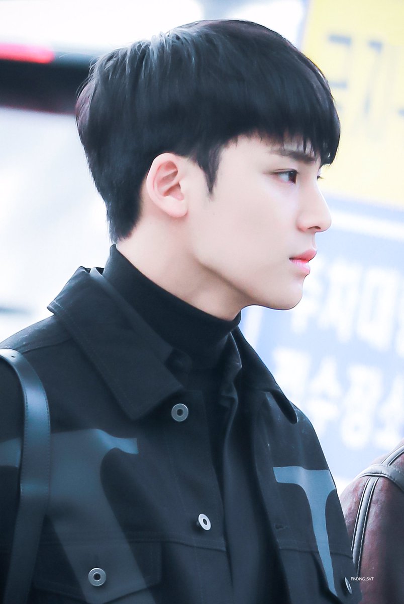220527 #민규 #MINGYU #세븐틴 #SEVENTEEN  옛날 사진을 찾아 봤는데 옆 모습은 여전히 예술이다