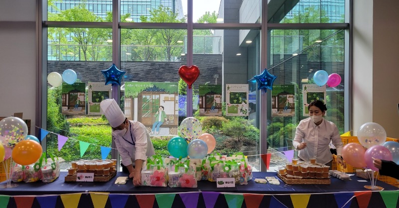 samsungresearch's tweet photo. [Campus Event] Summer is coming!☀️

😎We had a Draw Lots event, called  "Play in the Box," for employees on our campus in Seoul, Korea, with summer fruits and related items, to help local eco-friendly fruit farms.🍉

#EmployeeEvent #ESG #SamsungResearch https://t.co/3mI9Xl9ZBv