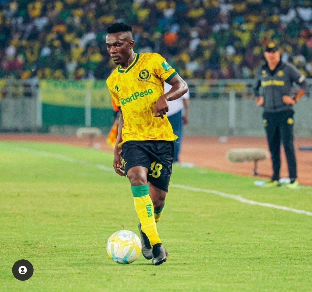 Khalidchukuchuk's tweet photo. Itoshe kusema Abuubakar Salumu " Sure Boy " ni Kiungo mzawa hatari zaidi kwenye kipindi cha miaka 10 iliopita , Akuwah kukaa Bench Azam kwa Muda mrefu , Ameenda Yanga sc ameingia kwenye XI na kila mtu anamtaja kama mmoja wa Kiungo bora kuwai kucheza nae .

Vipi hapo? https://t.co/PvXDf0t5qM