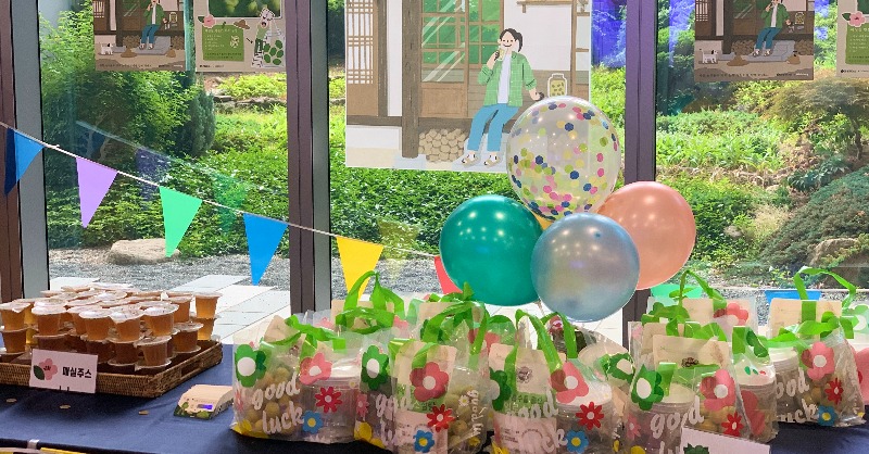 samsungresearch's tweet photo. [Campus Event] Summer is coming!☀️

😎We had a Draw Lots event, called  "Play in the Box," for employees on our campus in Seoul, Korea, with summer fruits and related items, to help local eco-friendly fruit farms.🍉

#EmployeeEvent #ESG #SamsungResearch https://t.co/3mI9Xl9ZBv