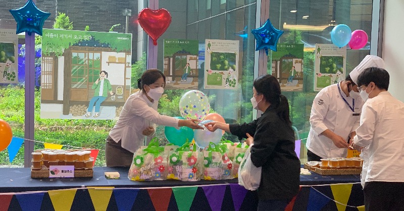 samsungresearch's tweet photo. [Campus Event] Summer is coming!☀️

😎We had a Draw Lots event, called  "Play in the Box," for employees on our campus in Seoul, Korea, with summer fruits and related items, to help local eco-friendly fruit farms.🍉

#EmployeeEvent #ESG #SamsungResearch https://t.co/3mI9Xl9ZBv