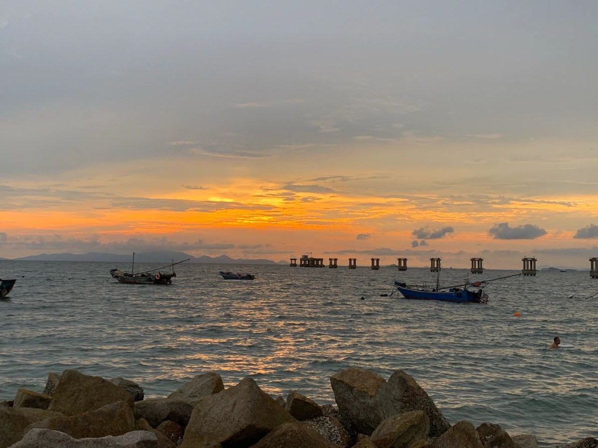 weizhangwei2's tweet photo. 鳳凰涅磐，浴火遠翔；東方欲曉，滿天霞光！

太陽從東方升起，霞光灑滿大地。

每當傍晚,西陽西下,霞光滿天,分外迷人。 https://t.co/tOgUBleJjc
