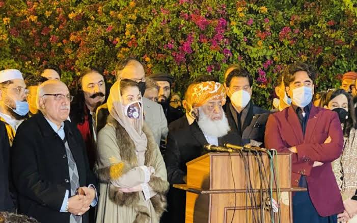 PS_97K's tweet photo. پہلے چور باری باری آتے تھے اور کھاتے تھے تھوڑی تھوڑی مہنگائی ہوتی تھی...

اس دفعہ سارے اکھٹے آگئے 🤐 
#امپورٹڈ_بجٹ_نامنظور https://t.co/UPvjRGCnDI
