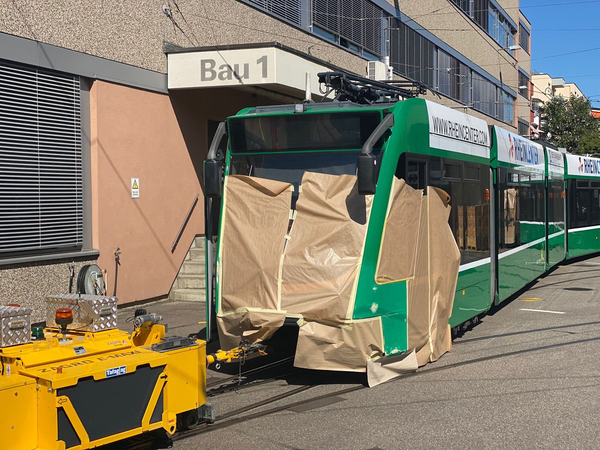 BVB_BaselStadt's tweet photo. Wir nennen ihn: Wrapped Combino. Alles andere ist nur Kunst. 

#artbasel #combino #wrapped #kunst #basel #drämmli 

@BaselLive_ch @ArtBasel https://t.co/VdhN7FqBbu