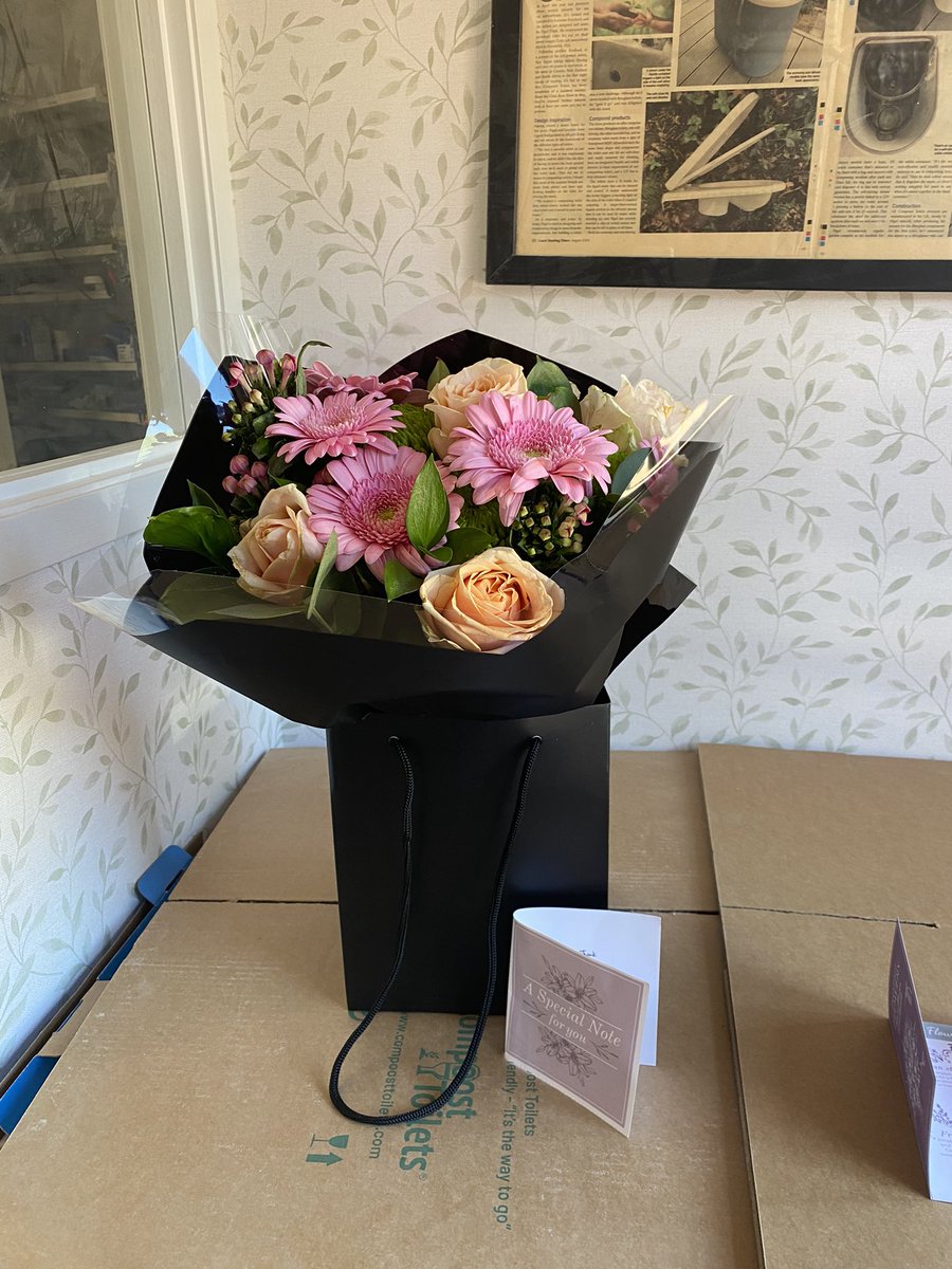 compoost's tweet image. Our beautiful flowers.. from our wonderful friends Colin, Shaun and Otis .. Thankyou so much ❤️ @FoxesAfloat