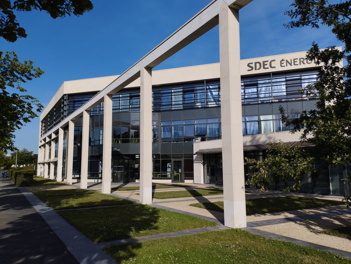 FranckMeurillon's tweet photo. Actuellement au SDEC à Caen (TE Calvados) pour animer une formation AFE (Association Française de l'Eclairage), Base en éclairage extérieur, un très bon groupe de passionnés. https://t.co/IJxNvQzfs8