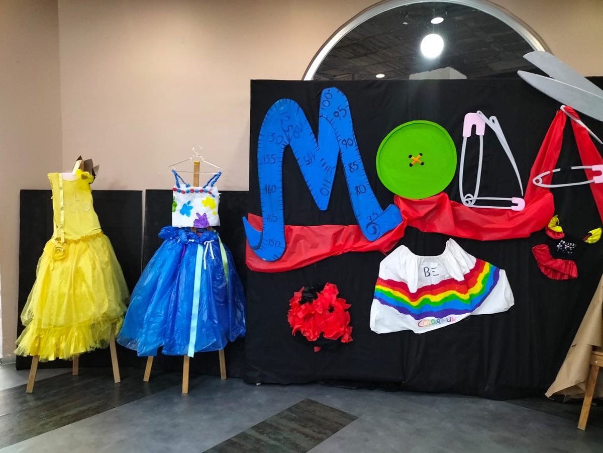 Öğrencilerimizin Moda Tasarım Kış Okulunda Geri Dönüşüm ve Baştan Yarat Teması ile hazırlamış oldukları çalışmaları güzelliğiyle lobimizde sergiye çıktı. Tebrikler Çocuklar 🤝🍃🌍