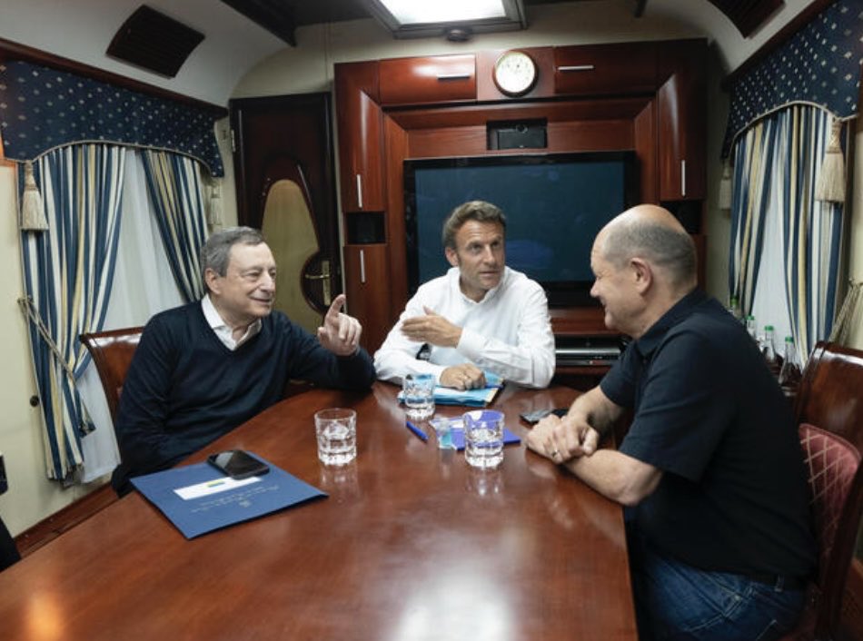 Macron, Scholz en Draghi zijn met de trein onderweg naar Kiev. (En #Italië is blij dat het met Draghi internationaal zwaarder meetelt.) De foto is van Ansa.