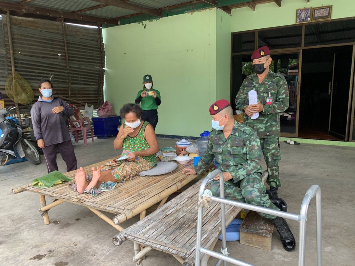 swcom2020's tweet photo. กองพันรบพิเศษ ศูนย์สงครามพิเศษ นำกำลังพล เข้าพบปะประชาชนและประชาสัมพันธ์รณรงค์ป้องกันการติดเชื้อโควิด-19 พร้อมทั้งมอบถุงยังชีพ ให้กับประชาชนผู้ยากไร้ ในพื้นที่ ชุมชนซุ้มรวมใจ ต.สระโบสถ์ อ.สระโบสถ์  จ.ลพบุรี 

#กองทัพบก
#พลังเงียบเฉียบขาด
#smart&amp;professtional
#ทหารมีไว้ทำไม https://t.co/qE9w239i7u