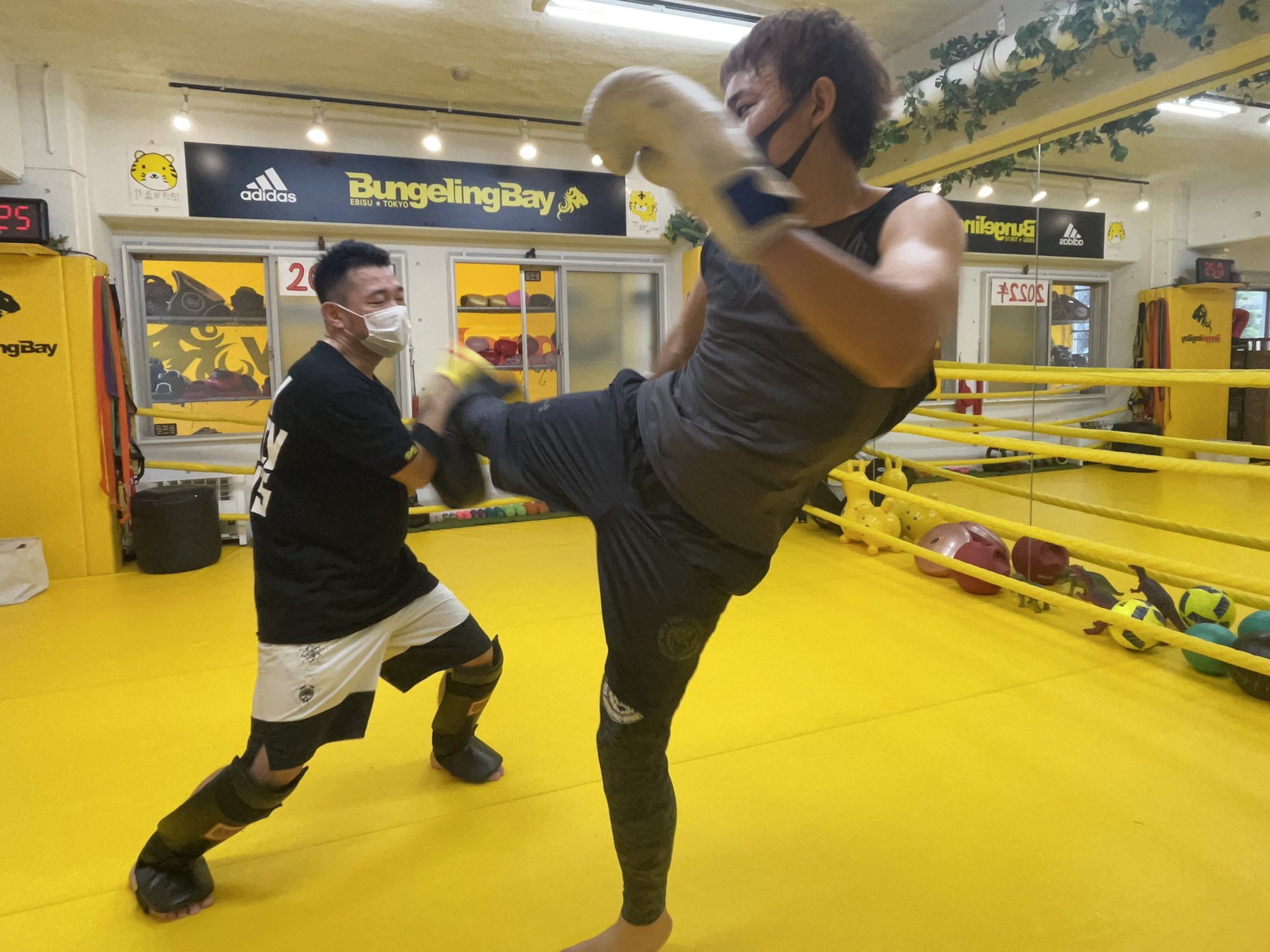 ファンキー加藤 今日はキックボクシングジムへ 湿度が高く 汗がジャージャー出て最高だった サウナよりよっぽど整うぜ T Co Hutdkvrlzm Twitter