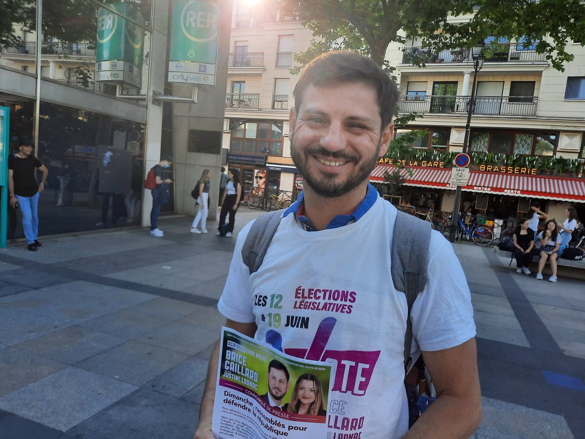 Je prends mon RER et qu est-ce que je vois mon futur député avec toute l'équipe ah ah La journée commence très bien 😊
@BGaillard2022 
#legislatives2022 
#OnVoteOnGagne