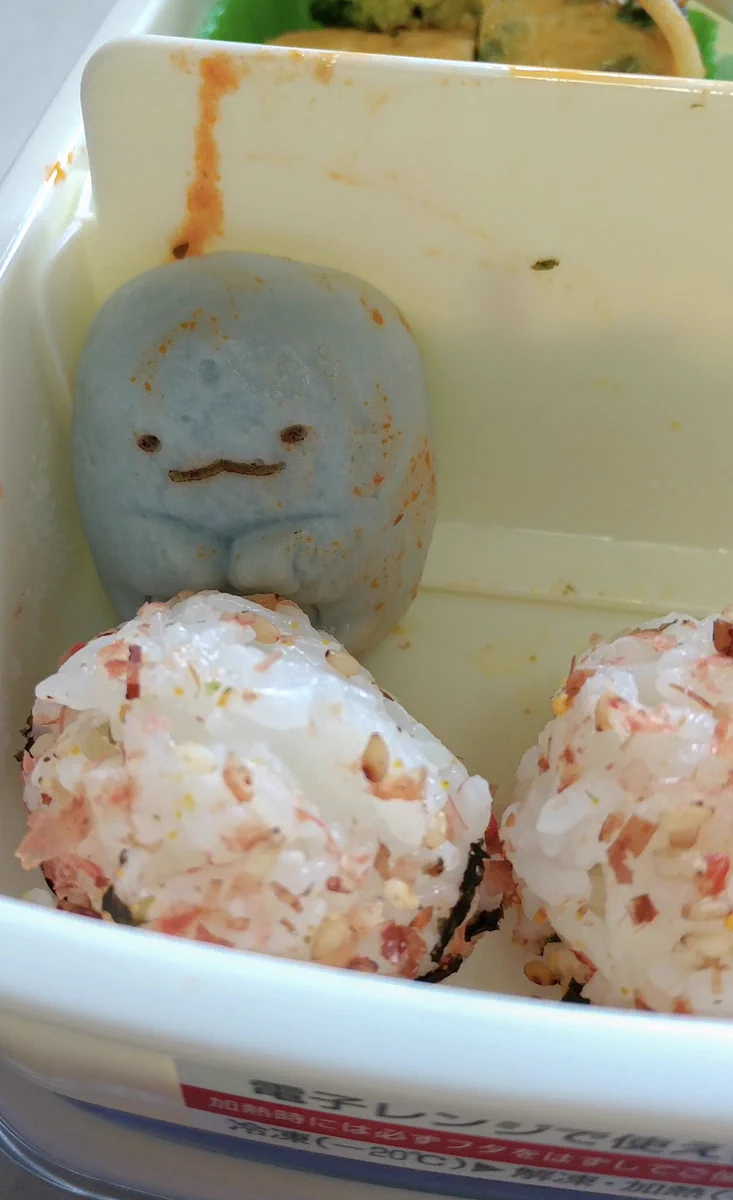 すみっコぐらしのかまぼこ。お弁当の中でもまれ、返り血を浴びた！？